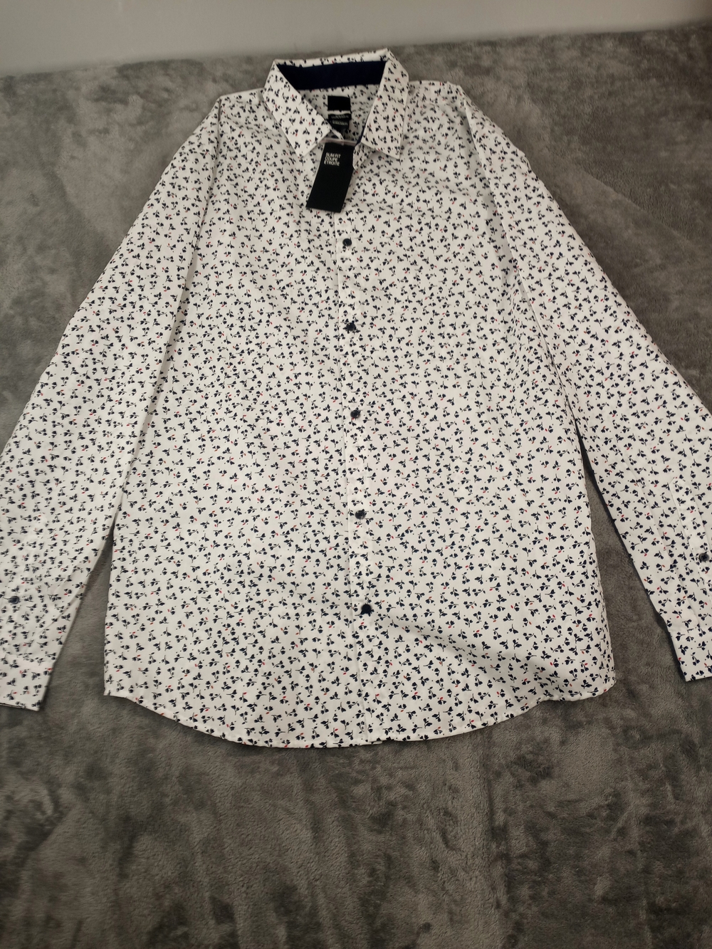 H&M Men's White Shirt with Navy Floral and Red Accent Print Size Large NWT